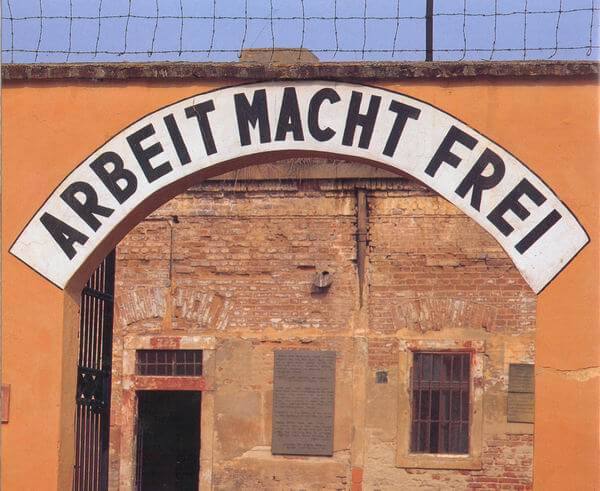 仕事はあなたを自由にしてくれるとドイツ語で書かれたテレジーン強制収容所の門